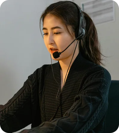 正在使用手提電腦的人力資源支援專員